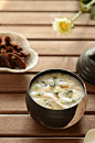 熬一锅能清热去火的美味皮蛋瘦肉粥
主食材：大米120克，圆粒糯米30克，瘦肉100克，皮蛋1个，水1450克
腌肉料：植物油1/4小勺，黄酒1小勺，姜丝3克
调味料：盐1/2小勺，鸡精1/2小勺，姜末1/2小勺，香葱5克，白胡椒粉1小撮
1... 