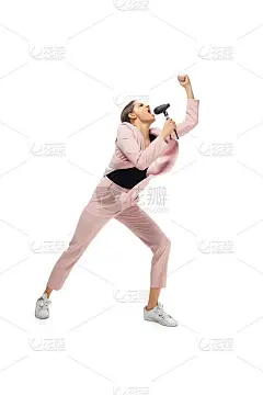 快乐的年轻女子穿着时尚的衣服或套装跳舞，重塑了文化历史上名人的传奇动作