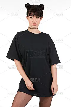 都市街头时尚模特穿着一件空白的超大号t恤裙，非常适合你的设计