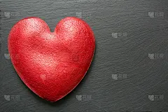 情人节构图大心形的红丝绒蛋糕在石板板上。前视图。副本的空间。