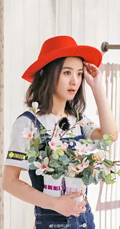 【#赵丽颖七十二层奇楼# 】
叮咚小红帽颖宝已送货，注意查收萌炸丽颖
叮咚！有一波萌萌哒的“马里颖”
申请给你做头像｜壁纸，
怎么会有这么可爱的女孩子啊，萌的我心都化了。
这组图太清新了，我童颜的颖，我萌炸的颖宝宝？
同意吗？同意的话快接受小红帽头像。@赵丽颖  ...展开全文c