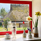 Casa BRUTUS 在 Instagram 上发布：“『猫村さんとほしよりこ』特集 発売中！ 夢の「ネコムーランド計画」で茶碗を作っていただいた〈AMETSUCHI〉の工房は、京都・美山かやぶきの里にあります。工房の窓からのどかで美しい風景を眺める猫村さん。 #casabrutus #猫村さん #ほしよりこ”