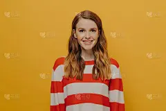 快乐漂亮的年轻女子发送正能量，看着相机温暖的微笑