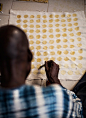 家居品牌Habitat結合非洲傳統Bogolon泥染土布，推出壹系列的家居紡織品，非常的自然迷人，它們都是經過太陽的洗禮而産出的土染布。 #天然# #传统#
