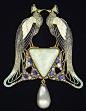 赫奈.拉里科René Lalique的珠宝世界【每日更新欢迎关注】Lalique（法国莱俪水晶），一个充满传奇与生命力的品牌，百年来的历件作品，代表着顶级的艺术结晶，一直是艺术收藏者的最爱。拥有“法国最优良手工匠”美名的Lalique，传承三代至今。其产品领域延伸至生活的每个细枝末节，那些以水晶材质的作品，在空间内展现耀眼动人的光彩，深深吸引着