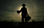2011年7月19日印度尼西亚南部的苏拉威西省哲内篷托地区，一个农民正在给稻田中的蔬菜浇水。由于长期干旱的影响哲内篷托地区的农民只能种植蔬菜来替代水稻，印度尼西亚政府只得计划从国外进口稻米。（摄影 Yusuf Ahmad/Reuters）