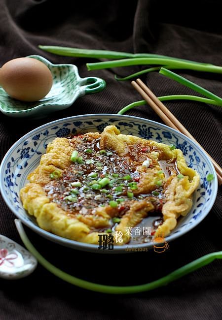 鸡蛋  2个
小葱花  
蒜末  
生抽...