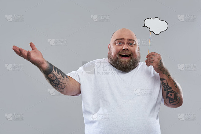 可笑的人一边站着一边打手势