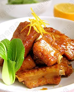 ღ女孩子要用话来哄——柠檬茶香骨ღ

       单身男孩总在千方百计的寻找新鲜浪漫的求婚方法，然而大部分都是在拾人牙慧。送女孩一辆BMW深情的说“Be my wife.”就觉得自己挺有创意了，但我敢保证你要是能把宝马换成劳斯莱斯的话，连话都不用编效果会更好。真正的创意不用靠财富来表现，聪明的人用简单的道具就能实现欺骗感动女孩的效果。   骗人用的道具在超市里就能买齐。买两人份的排骨，把它们切成适合吃，大约5厘米长的小块。再买点柠檬，用半个就可以了，把它的皮切成细丝，剩下......