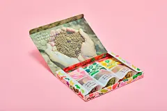 OYAOYA是一个使用京都生产的形状奇特的蔬菜干品牌，其命名、艺术指导、标志、包装和海报设计、产品文案指导、社交媒体摄影和小册子。

通过我们有趣而生动的包装，我们旨在恢复Oyaoya干菜的价值。尽管这些蔬菜味道和营养丰富，但它们通常只是因为其非传统的形状和大小而被处理或廉价加工。通过这个品牌，我们希望提高人们对粮食损失和当地农业生存问题的认识。

品牌标志代表种子在山脊上发芽。对于封面标签，我们开发了一个打印和布局系统，使我们能够生产各种成分。因此，每种产品都有其独特的颜色模式——就像蔬菜的不同形状一样
