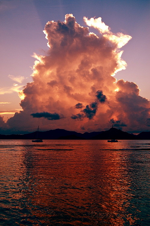 被云层过滤后的夕阳，如此的血红~