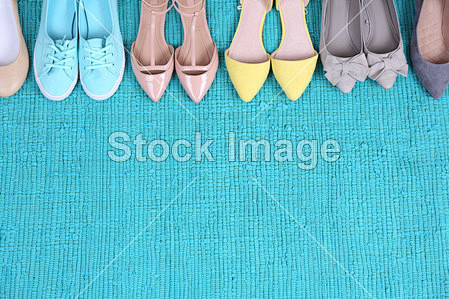 蓝色地毯上的女性时尚鞋#黑五折扣# #黑...