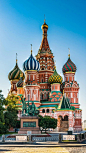 圣瓦西里大教堂坐落在俄罗斯著名的红场上，该教堂由俄国历史上第一位沙皇伊万四世于1555道1561年间兴建。拥有九间独特的礼拜堂，每间礼拜堂都有特殊的穹顶。——圣瓦西里教堂#俄罗斯
