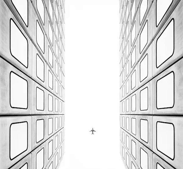 黑白摄影：建筑物上方的飞机8
