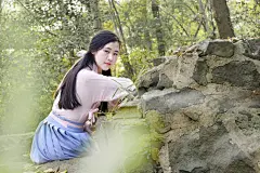 赠吴瑕
林深不觉裳衣湿 
云暗几重暮云迟 
对景梧桐叶未落 
迎松现鼠跃枝头 
思欲飞 少年游 
碧玉无瑕冷清秋
丙申年霜降时节我与无瑕妹妹登合肥大蜀山。
枝头的松鼠、飘零的落叶，那日气高秋爽，你衣阙飘飘。
他年回首，我仍会记得，快要毕业的你可爱的笑容..
出境：@无瑕大大 服装：@重回汉唐汉服店 摄影：刺头oO