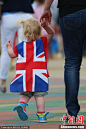 【奥运画刊】米字旗穿戴上身 英伦型格引爆奥运——伦敦街头众多以“米字旗”为元素的造型和装扮，彰显浓烈的英伦风格，引爆奥运会。伦敦奥林匹克公园内，一位身着“米字旗”套装的小朋友。