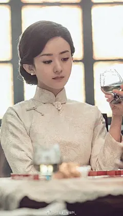 #密战# 海报远比剧情精彩，剧本是原罪。相比胭脂小赵毫无突破，郭天王倒是令我刮目相看，张翰演的也不错，虽然还是有封腾的影子。小赵啊小赵接剧需谨慎。。。 ​