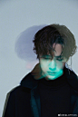 #时装highlight##王一博新歌无感首次尝试作词# @UNIQ-王一博 新歌《无感》封面大片，神秘动感的光影碰撞个性十足的酷盖，前卫迷幻气质扑面而来。少年于律动的光影下恣意不羁，无拘无束大胆做自己，传达遵从内心对外界喧嚣保持无感的人生态度。