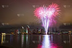 7月4日在圣地亚哥燃放烟花