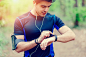 人,活动,生活方式,自然,技术_477135432_Runner in the park using smart watch_创意图片_Getty Images China