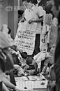 7 / 19
1986年，北京市劳动人民文化宫，交换住房信息的人们。随着商品房时代的开启，住房制度改革也不断深入。1980年中国一些地方开始进行住房商品化的探索。1992年以后，劳动人民文化宫不再举办“换房大会”； 1998年中国房改进入实质性阶段，这一年，住房彻底纳入了市场经济的轨道，“换房”退出了我们的生活。摄影|王文澜