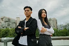 酷酷的亚洲情侣们在寒冷的天气里住在多层楼的宿舍区