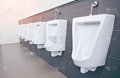 男厕所设有白色瓷小便池。