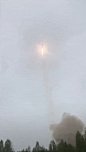 北京时间昨天下午14:23，俄罗斯在普列谢茨克发射了一枚联盟号2.1b火箭。 升空后不久，火箭便遭遇雷击。不过，发射没有受到任何影响，火箭仍然将一颗格罗纳斯-M导航卫星送入了预定轨道。这张动图就是火箭升空途中遇到雷击的场景。图源：Дмитрий Рогозин​​​
