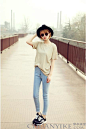 简约,韩系系风格,T恤搭配铅笔裤,牛仔裤+运动鞋