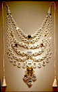 Patiala necklace：属于Patiala大君Maharaja。5排连绵钻石铂金链，镶有234.69克拉稀世黄钻和诸多18克拉以上钻石；雅克·卡地亚花三年时间将总重量接近1000克拉的项链打造完成。后来项链消失，直到1998年在伦敦复古店重新被发现，所有主石早已丢失，后卡地亚收回并复原。