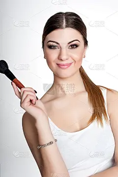 美少女化妆艺术家与化妆刷。