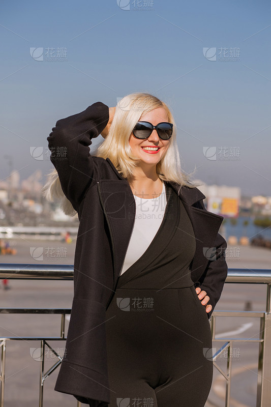 高挑美女街拍时尚坊_美女高雅造型