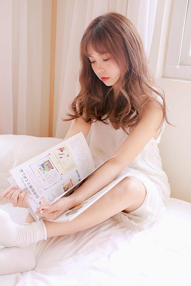 卷发美女吊带白裙性感温柔写真图片[7/1...