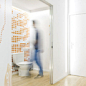 白色空间中的绚丽色彩 – 多功能空间 “TOIRO”/ KAMITOPEN 建筑事务所 | 60designwebpick