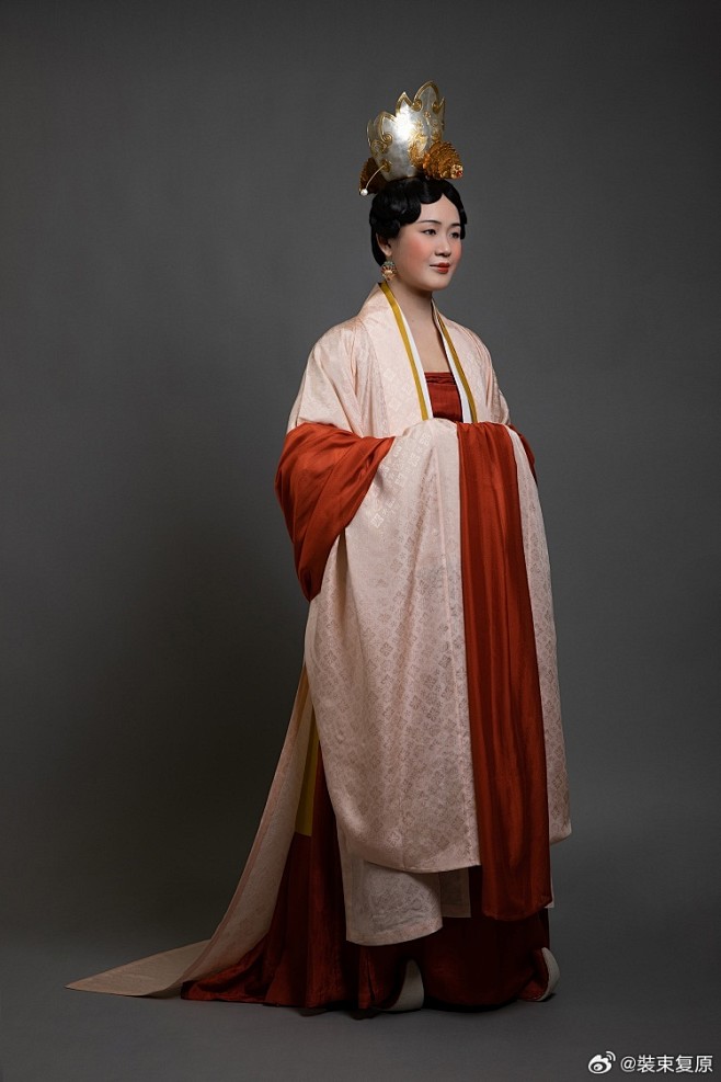 【装束复原】北宋仕女盛装 北宋时期的大袖衫裙，在晚唐五代披衫长裙基础上踵事增华，并逐渐礼仪化。同时，女子戴冠的风气更盛，且发展出多种冠子式样 ...