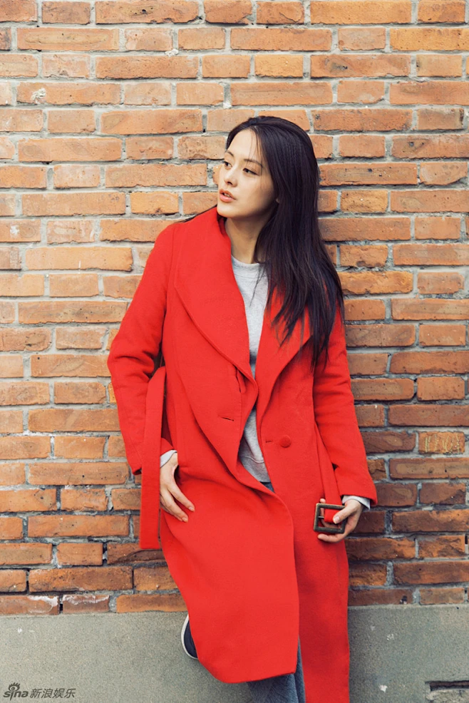 王力可红色大衣尽显优雅大气 : 王力可冬日街拍曝光,优雅迷人仙气十足