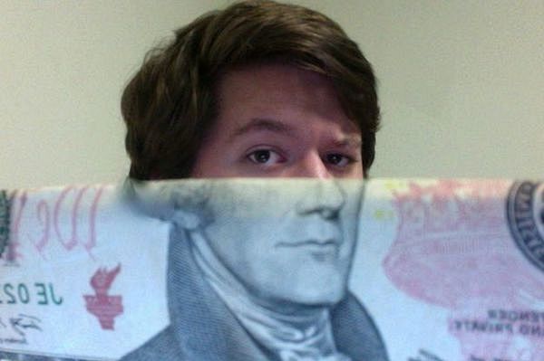 “钞票脸”是一种创意照片，将纸币折叠起来...