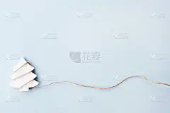 带丝带的圣诞树，蓝色背景上的人物