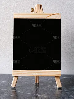 空白的黑色木制菜单板，黑板，矗立在白色的水泥墙与复制空间，模板，黑板模拟咖啡店，餐厅菜单标志的背景