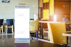在咖啡馆餐厅的桌子上模仿空白的白色菜单框