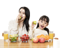 摄图网_401710878_居家母女一起吃水果（企业商用）