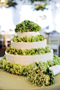 #婚礼布置#绣球花装饰的婚礼翻糖蛋糕,让本来非常简单的蛋糕制造出浪漫四溢的甜蜜氛围。 大图请戳: http://www.lovewith.me/share/detail/all/29583