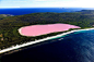目前全球有多处粉色湖泊，主要分布在澳大利亚、加拿大、西班牙、塞内加尔、阿塞拜疆等国，最著名的是澳大利亚的希利尔湖(Lake Hillier)和塞内加尔的玫瑰湖(Lake Retba)，因为水中的藻类会产生红色色素，使湖泊变成粉色，十分好看。