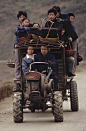 1989，柳州，三江，独峒乡，八协村，一个侗族家庭驾驶着一辆拖拉机去参加婚礼，篮子里装满了礼物
