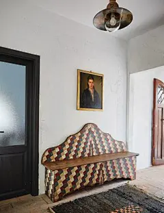 在木地板上的手绘长凳