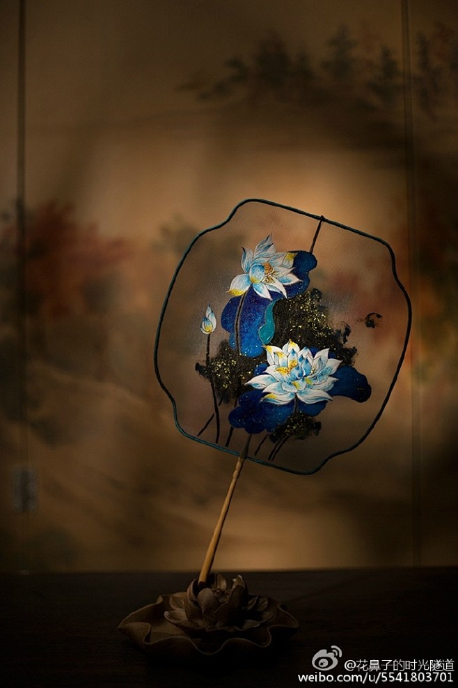 #最美中国风# 轻扇半遮，迎落花而缱绻；...