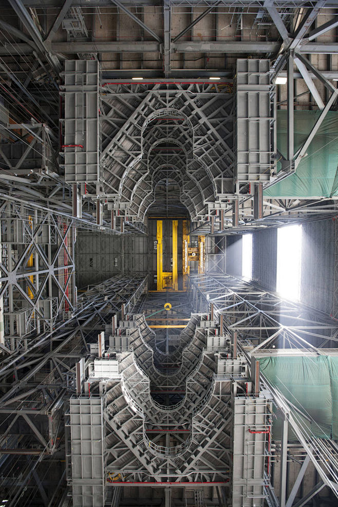 NASA新发了一张飞行器组装大楼内部仰视...
