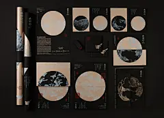 山迴行 - 金點設計獎 Golden Pin Design Award : 我們登山入嶺去體驗，並將在山裡最真實的感受作為本次創作的主軸，透過卷軸插畫創作、山迴行書冊與影像傳遞的方式，呈現征服與降服的反思。山的樣貌與永恆是我們所不能定義的，因為山是善變的，會隨著氣候與高度而改變眼前所看到的，因此觀者在一樣的山林裡，創造出不一樣的體驗，發展出不一樣的故事。