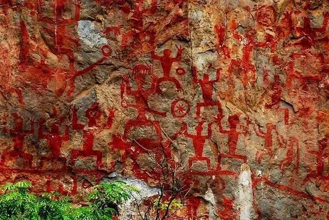 《广西宁明花山岩画》
中国战国至东汉绘制...