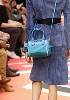 巴宝莉Burberry Prorsum2015春夏包包秀场细节图-高级成衣-T台秀场频道-中国品牌服装网